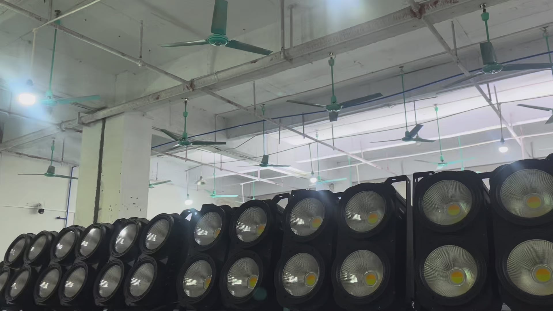 LA SOUNDX 400W Four-Eye Bi-Color COB Audience Light product video delivery 062